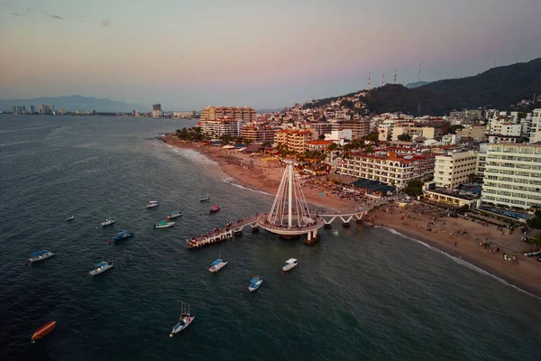 Ocak ayında Puerto Vallarta romantik bölgesine bakan Los Muertos Sahili 'nin geniş açılı manzarası.