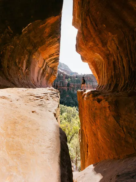 Široký Vertikální Nízkoúhlý Pohled Tajnou Jeskyni Metra Boynton Canyon Sedona — Stock fotografie