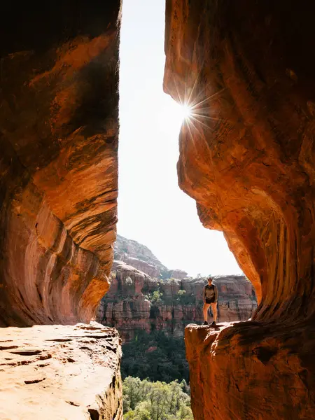 Časné Ranní Slunce Světlice Tajné Podzemní Jeskyni Boynton Canyon Sedona — Stock fotografie