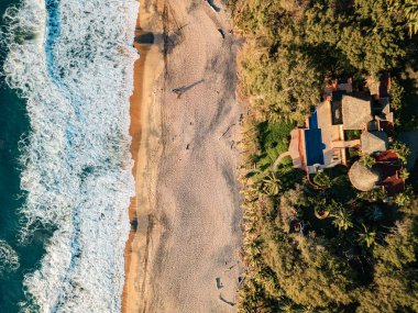 Playa Escondido, Sayulita Mexico 'da, bekarın çekildiği yerde. Gün batımında hava manzarası. Resort görünümü