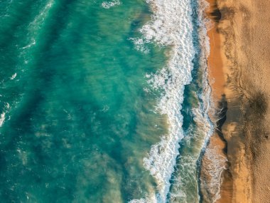 Meksika Sayulita 'da Playa Escondido. Turkuaz su, altın plaja çarpıyor. Gün batımında hava görüntüsü.