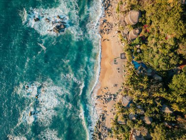 Playa Escondido, Sayulita Mexico 'da, bekarın çekildiği yerde. Gün batımında hava manzarası. Yukarıdan aşağıya.