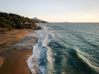 Sayulita Meksika 'daki Playa Carricitos gün batımında hava manzarasından güneye bakıyor..