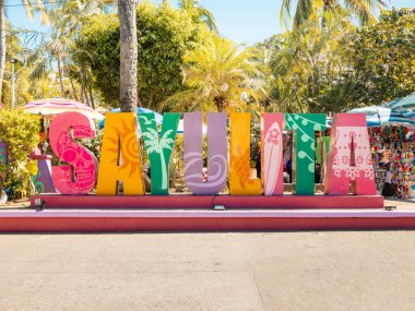 Meksika 'daki Sayulita' nın renkli harf işareti herkesin kabul görmesi için şehir merkezine yerleştirildi..