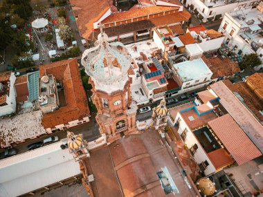 Puerto Vallarta, Meksika 'daki Guadalupe Kilisesi' nin gün batımında yüksek açılı aşağı manzarası..