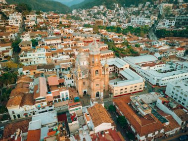 Günbatımında Puerto Vallarta, Jalisco, Meksika 'daki Guadalupe Kilisesi' nin geniş açılı görüntüsü..