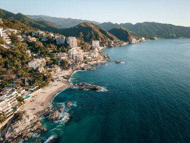 Conchas Chinas Sahili 'nin ve Puerto Vallarta Meksika' daki otellerin yüksek hava manzarası..