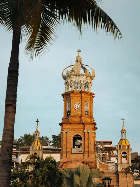 Pionowy Widok Niskiego Kąta Kościoła Matki Boskiej Guadalupe Puerto Vallarta Zdjęcia Stockowe bez tantiem