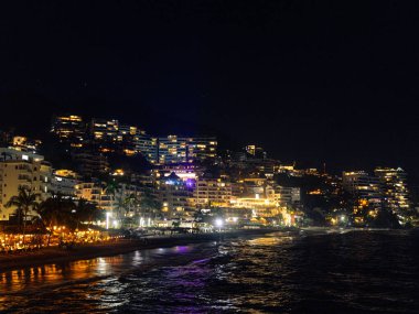 Romantik bölgenin yatay görüntüsü. Puerto Vallarta Meksika 'da akşamları eğlenen insanlar..