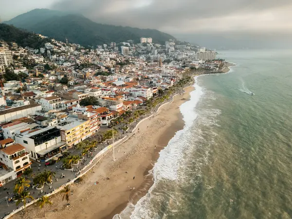 Gün batımında kıyıya vuran dalgalar el Malecon Puerto Vallarta Meksika 'nın havadan görünüşünü gösteriyor..