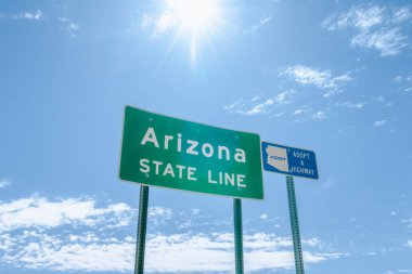 Arizona Eyalet Çizgisi 'nin yatay görüntüsü ve yanında bir otoyol tabelası var..