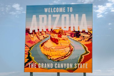 Arizona Eyaleti Hoş Geldiniz tabelasının yatay görüntüsünü kapatın. 