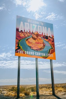 Arizona Eyaleti Hoş Geldiniz tabelasının dikey görüntüsünde 