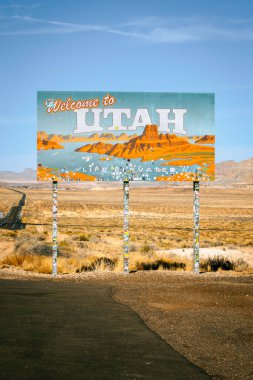 Utah Eyaleti Hoş Geldiniz tabelasının dikey görüntüsü 