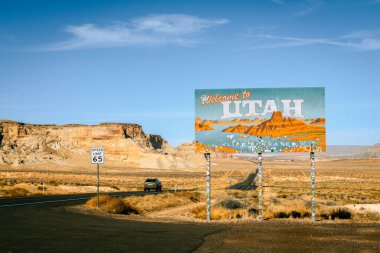 Utah Eyaleti Hoş Geldiniz tabelasının yatay görüntüsü. 