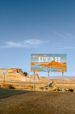 Utah Eyaleti Hoş Geldiniz tabelasının dikey görüntüsü 