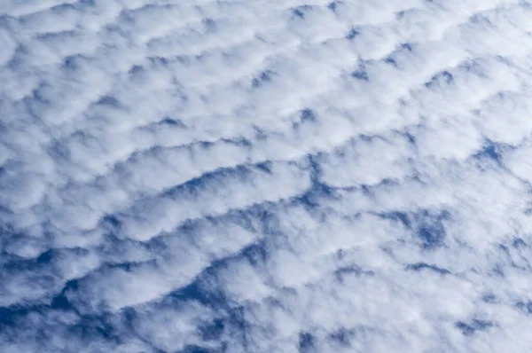 蓝天背景上的白云 — 图库照片