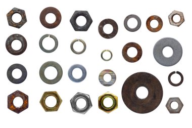 Çeşitli eski, paslı fındık ve çamaşır makineleri bir araya toplanmış, farklı şekillerde renklendirilmiş ve zamanla aşınmış..