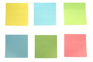 Beyaz arkaplanda düzenlenmiş renkli yapışkan notlar hatırlatıcılar, mesajlar veya beyin fırtınası fikirleri için yer sağlar. İzole edilmiş