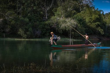 Balıkçılar ağları kullanarak balık yakalamak için birlikte çalışırlar. Güney Kalimantan, Endonezya 18 Mayıs 2022