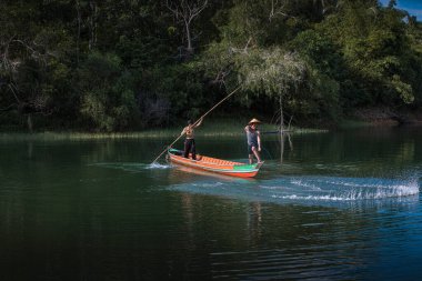 Balıkçılar ağları kullanarak balık yakalamak için birlikte çalışırlar. Güney Kalimantan, Endonezya 18 Mayıs 2022