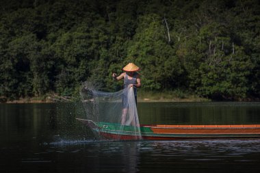 Balıkçılar ağları kullanarak balık yakalamak için birlikte çalışırlar. Güney Kalimantan, Endonezya 18 Mayıs 2022