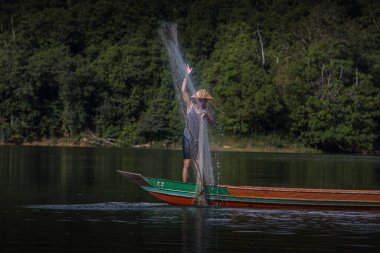 Balıkçılar ağları kullanarak balık yakalamak için birlikte çalışırlar. Güney Kalimantan, Endonezya 18 Mayıs 2022