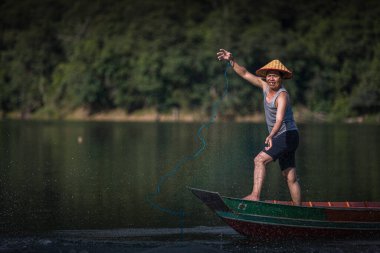Balıkçılar ağları kullanarak balık yakalamak için birlikte çalışırlar. Güney Kalimant, Endonezya 18 Mayıs 2022