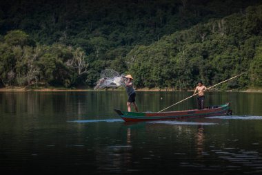 Balıkçılar ağları kullanarak balık yakalamak için birlikte çalışırlar. Güney Kalimant, Endonezya 18 Mayıs 2022