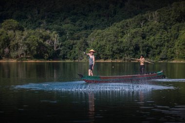 Balıkçılar ağları kullanarak balık yakalamak için birlikte çalışırlar. Güney Kalimant, Endonezya 18 Mayıs 2022
