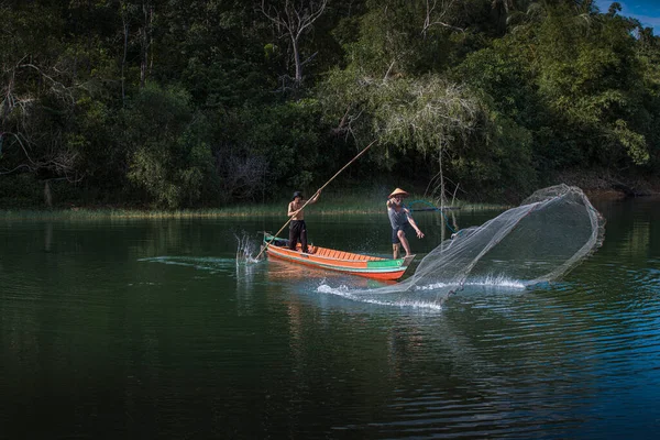 Les Pêcheurs Travaillent Ensemble Pour Capturer Poisson Moyen Filets South — Photo