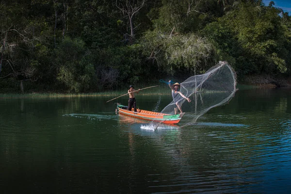 Рыбаки Работают Вместе Ловить Рыбу Помощью Сетей Южный Калимантан Индонезия — стоковое фото