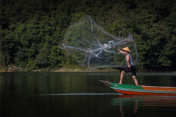 渔民们一起工作 用渔网捕鱼 2022年5月18日印度尼西亚南加里曼丹 — 图库照片