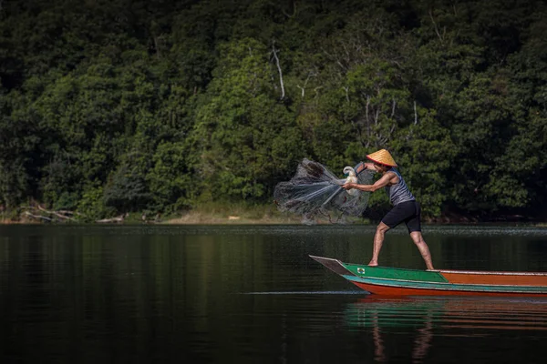 Pescatori Lavorano Insieme Catturare Pesci Usando Reti Kalimantan Meridionale Indonesia — Foto Stock