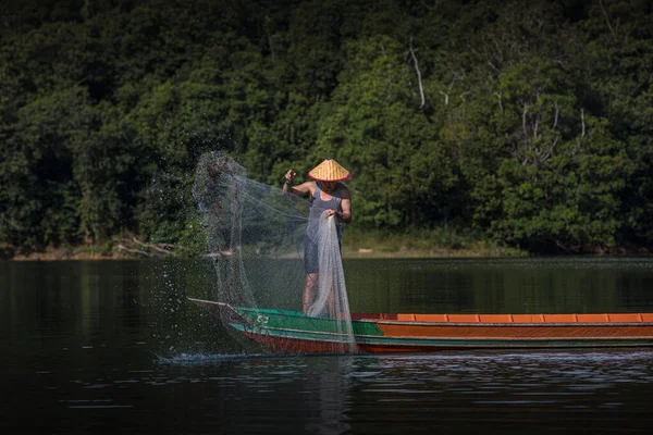 漁師は網を使って魚を捕まえるために一緒に働く インドネシアの南カリマンタン州2022年5月18日 — ストック写真