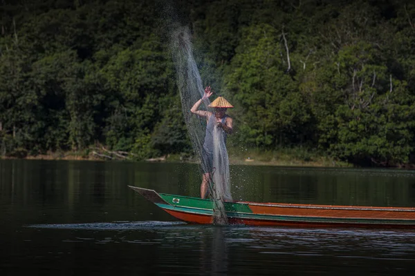 어부들은 그물을 사용하여 물고기를 일합니다 인도네시아 칼리만탄 2022 — 스톡 사진
