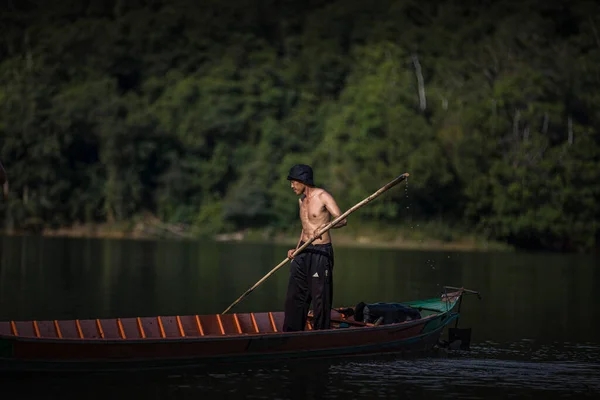 Pescatori Lavorano Insieme Catturare Pesci Usando Reti Kalimant Meridionale Indonesia — Foto Stock