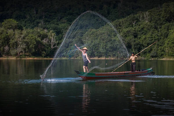 Rybacy Wspólnie Łowią Ryby Przy Użyciu Sieci Południowy Kalimant Indonezja — Zdjęcie stockowe
