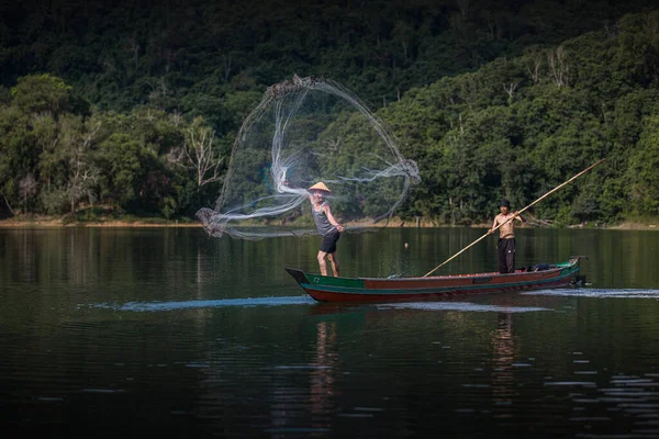 어부들은 그물을 사용하여 물고기를 일합니다 인도네시아 칼리만탄 2022 — 스톡 사진