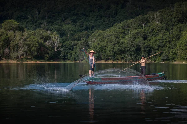 Rybacy Wspólnie Łowią Ryby Przy Użyciu Sieci Południowy Kalimant Indonezja — Zdjęcie stockowe