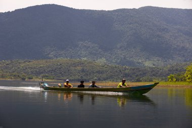 Güney Kalimantan, Endonezya 'nın tropikal yağmur ormanlarındaki dağların çarpıcı manzarası