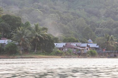 Güney Kalimantan, Endonezya 'nın tropikal yağmur ormanlarındaki dağların çarpıcı manzarası
