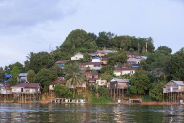 Güney Kalimantan, Endonezya 'nın tropikal yağmur ormanlarındaki dağların çarpıcı manzarası