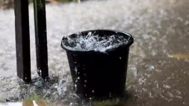 Evin önündeki serin, yağmurlu atmosfer