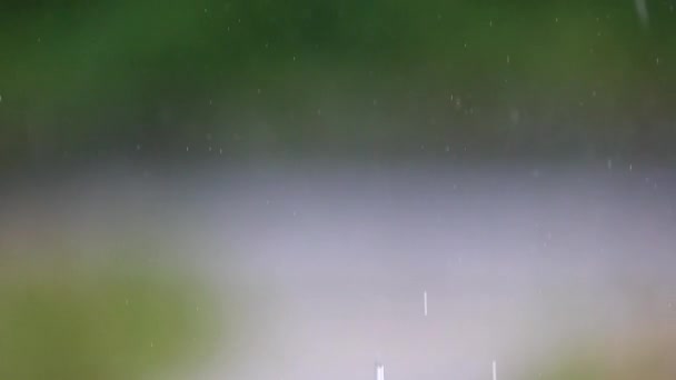 房子前面阴冷的雨天 — 图库视频影像