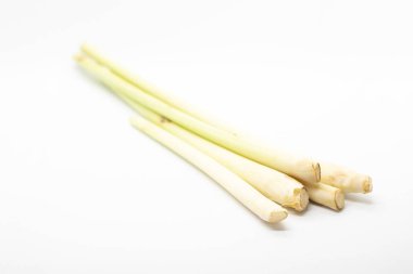 Beyaz arkaplanda izole edilmiş baharatlar