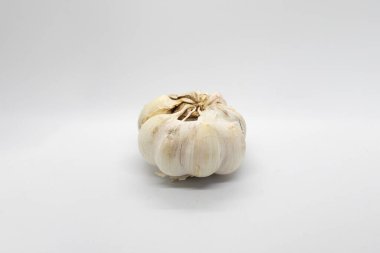 Beyaz arkaplanda sarımsak izole edilmiş.