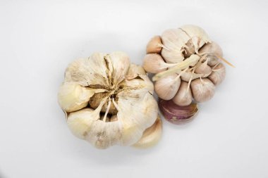 Beyaz arkaplanda sarımsak izole edilmiş.