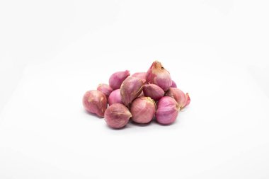 Beyaz arkaplanda kırmızı soğan izole edildi