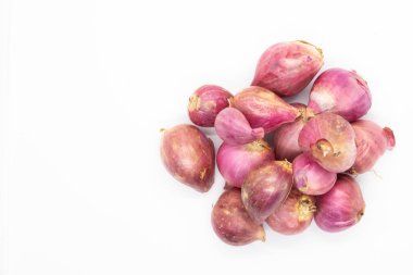 Beyaz arkaplanda kırmızı soğan izole edildi